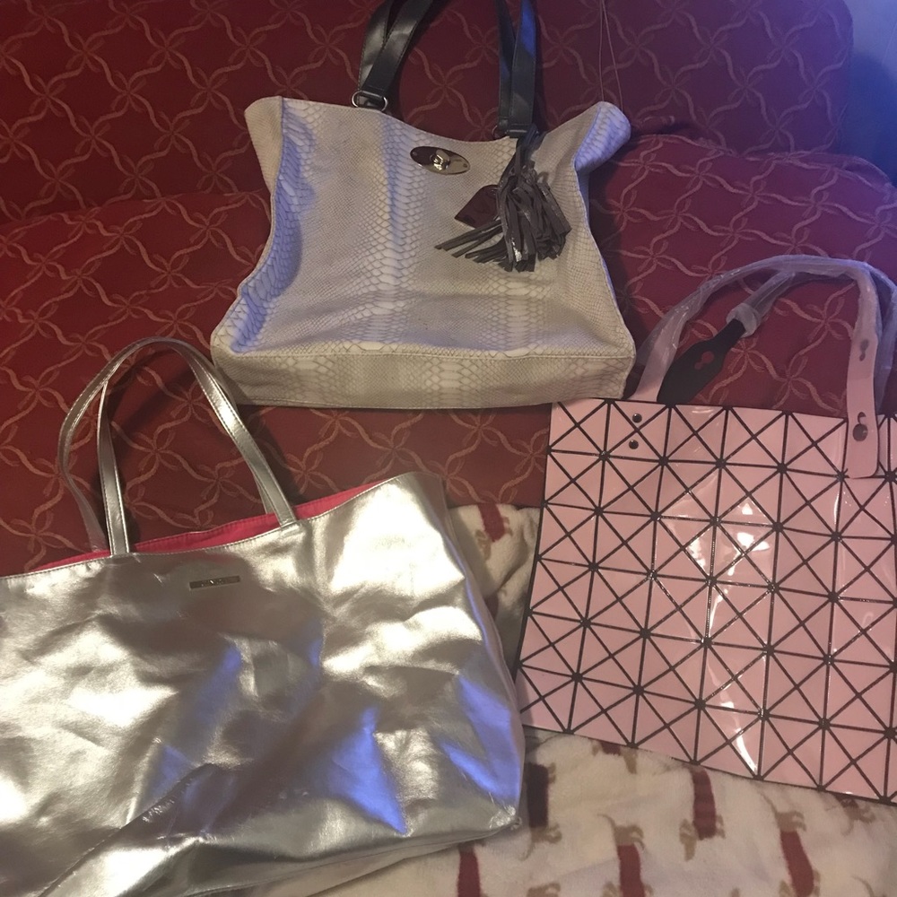 ❌❌SOLD!out3cute bags Clinique, guess perfume totes